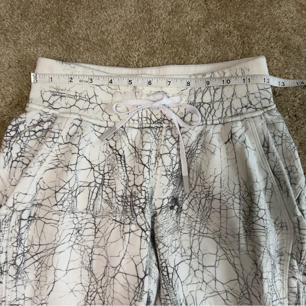 Lululemon Warm Down Jogger 7/8 Length Thread Dy White Black size 2 - Picture 6 of 10